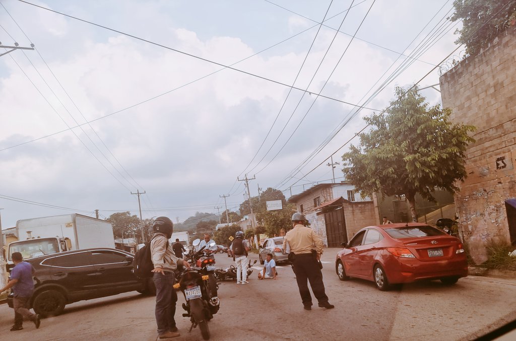 #accidentesv |Motociclista accidentado en Final 75 Av. Norte, en San Ramón. #TráficoSV complicado.
#PrecauciónVial