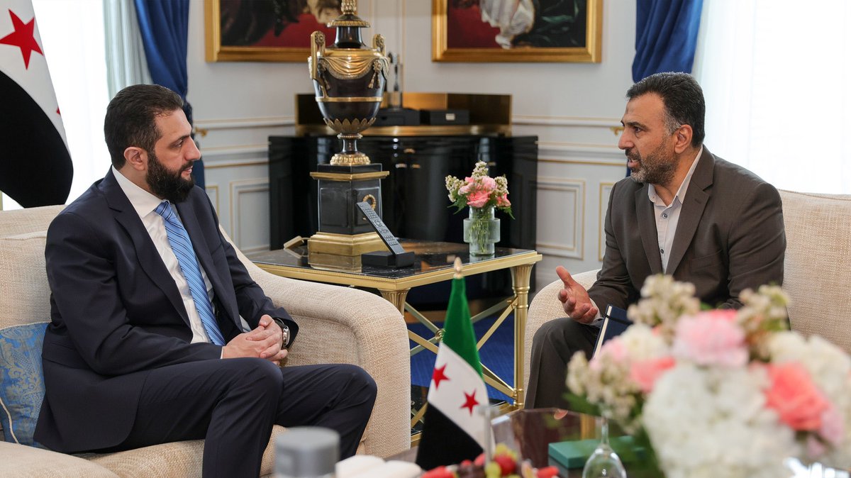 faridalmazhan's tweet image. تشرفتُ اليوم بلقاء رئيس الجمهورية العربية السورية، السيد أحمد الشرع، و وزير الخارجية والمغتربين، السيد أسعد الشيباني، وذلك في العاصمة الفرنسية باريس، على هامش زيارتهما الرسمية إلى جمهورية فرنسا. وقد كان اللقاء ودياً وبنّاءً، تناولنا خلاله جملة من القضايا التي تهم شعبنا السوري.…