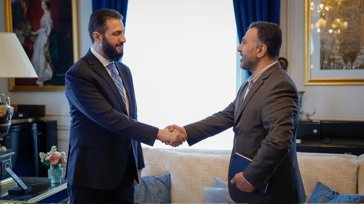 faridalmazhan's tweet image. تشرفتُ اليوم بلقاء رئيس الجمهورية العربية السورية، السيد أحمد الشرع، و وزير الخارجية والمغتربين، السيد أسعد الشيباني، وذلك في العاصمة الفرنسية باريس، على هامش زيارتهما الرسمية إلى جمهورية فرنسا. وقد كان اللقاء ودياً وبنّاءً، تناولنا خلاله جملة من القضايا التي تهم شعبنا السوري.…