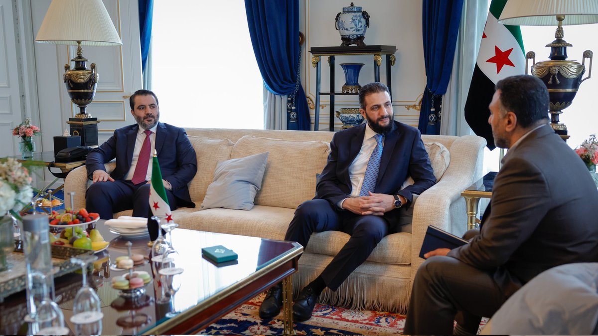 faridalmazhan's tweet image. تشرفتُ اليوم بلقاء رئيس الجمهورية العربية السورية، السيد أحمد الشرع، و وزير الخارجية والمغتربين، السيد أسعد الشيباني، وذلك في العاصمة الفرنسية باريس، على هامش زيارتهما الرسمية إلى جمهورية فرنسا. وقد كان اللقاء ودياً وبنّاءً، تناولنا خلاله جملة من القضايا التي تهم شعبنا السوري.…