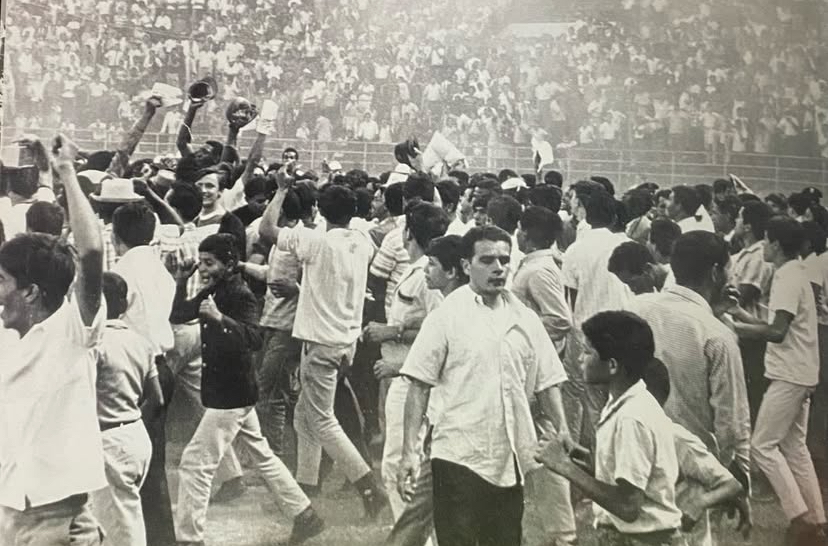 leones_cbbc's tweet image. 83 años…𝑼𝒏𝒂 𝒉𝒊𝒔𝒕𝒐𝒓𝒊𝒂 𝑰𝑵𝑻𝑬𝑹𝑴𝑰𝑵𝑨𝑩𝑳𝑬🦁

Hoy sumamos una nueva página a nuestro libro, ese que está escrito con tinta indeleble y llena de grandes hazañas, momentos únicos y leyendas. 🏆

Ser Caraquista es más que una camisa, que un logo, es un amor…