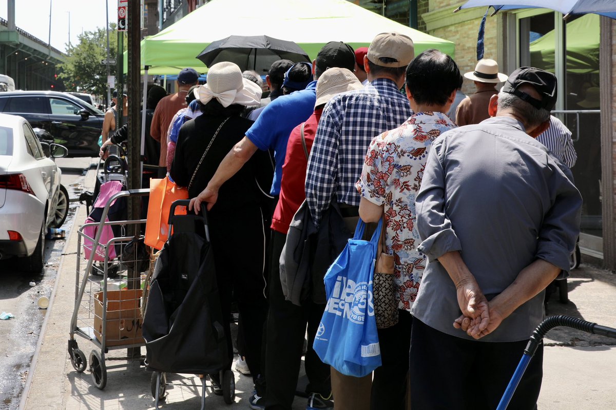 raisinghealth_'s tweet photo. RaisingHealth held our biweekly food distribution this past Saturday under sunny skies, serving 125 families with culturally tailored grocery bags.
☀️🥦🍓🥬🍌🛒 https://t.co/6HViNlBbIJ
