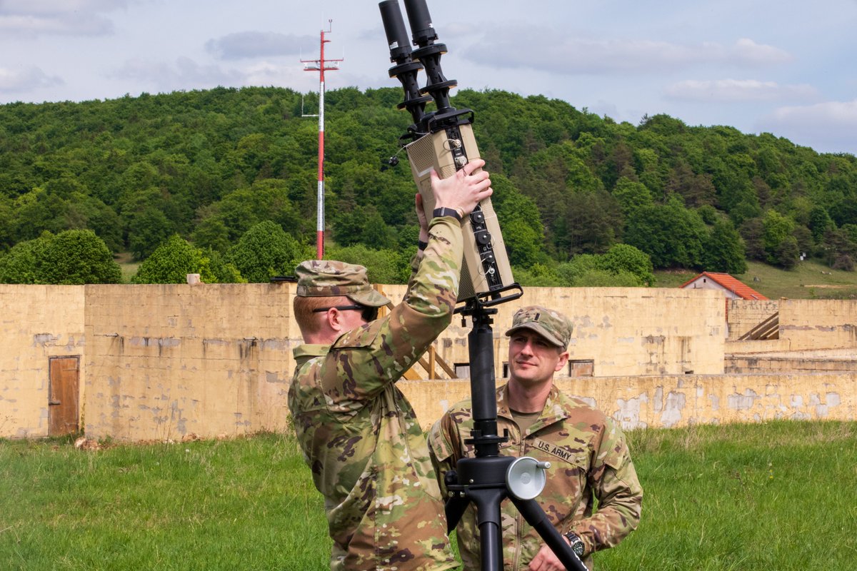3rd_Infantry's tweet image. 🔧🛡️ Tech meets tactics!
Dogface Soldiers from @3rd_Infantry sharpened their drone defense skills using the EnforceAir 2 cUAS system during #CombinedResolve at Hohenfels.
From detecting to grounding threats, this training supports the Army’s #TransformingInContact initiative.