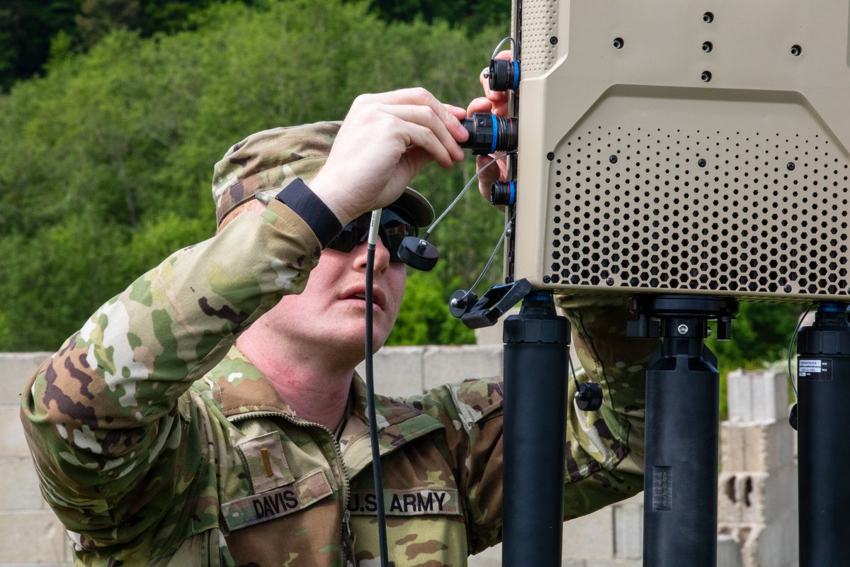 3rd_Infantry's tweet image. 🔧🛡️ Tech meets tactics!
Dogface Soldiers from @3rd_Infantry sharpened their drone defense skills using the EnforceAir 2 cUAS system during #CombinedResolve at Hohenfels.
From detecting to grounding threats, this training supports the Army’s #TransformingInContact initiative.