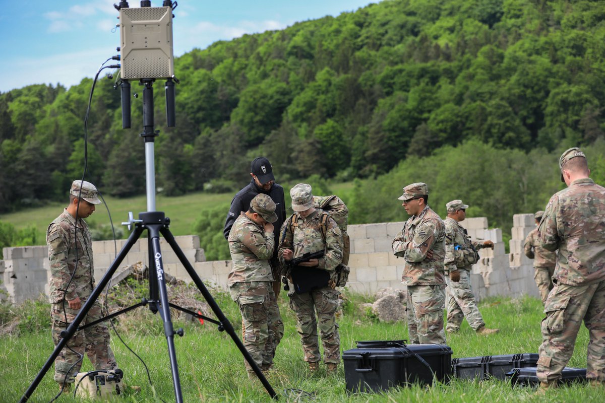 3rd_Infantry's tweet image. 🔧🛡️ Tech meets tactics!
Dogface Soldiers from @3rd_Infantry sharpened their drone defense skills using the EnforceAir 2 cUAS system during #CombinedResolve at Hohenfels.
From detecting to grounding threats, this training supports the Army’s #TransformingInContact initiative.