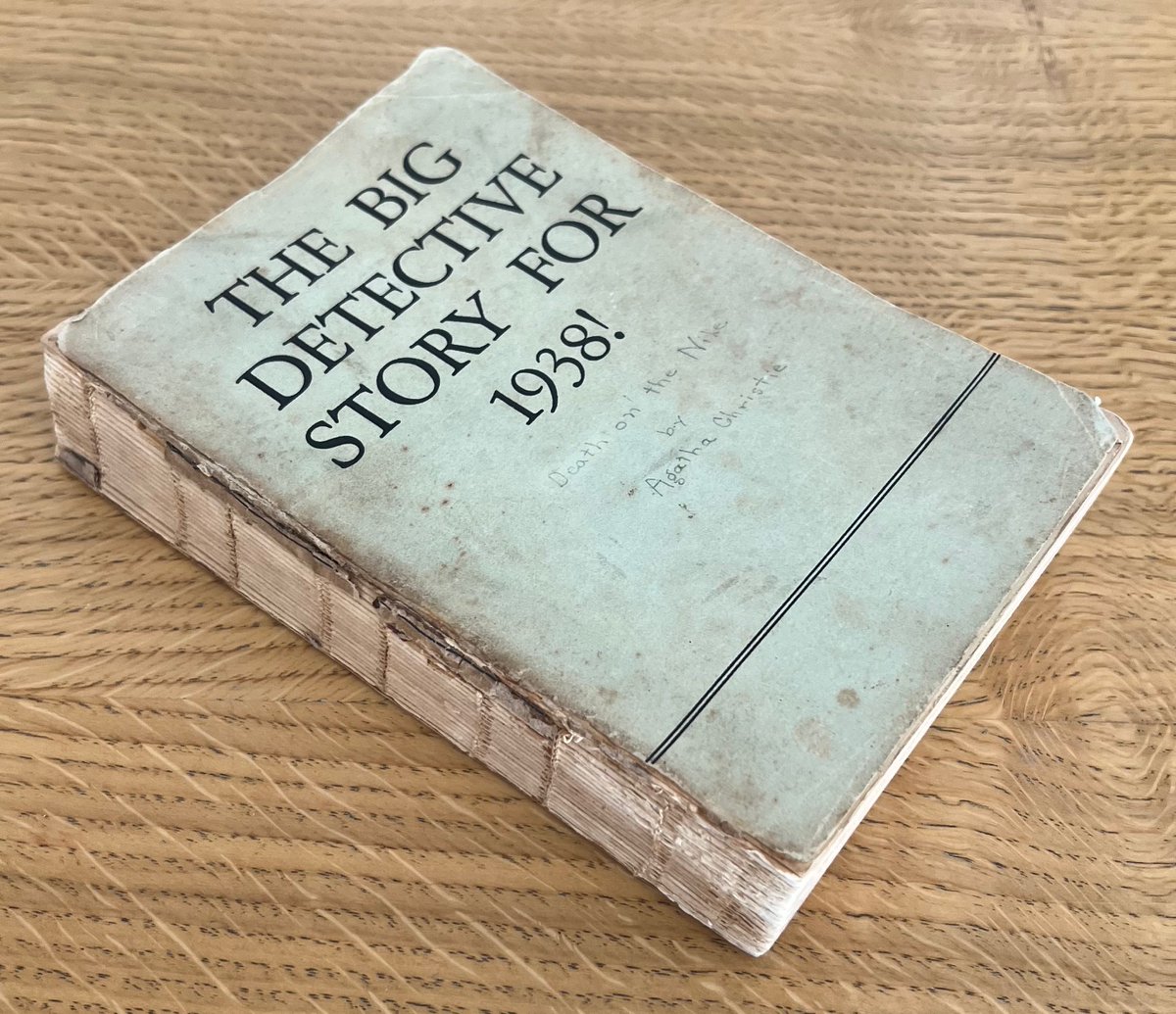 A very unique advance copy of #agathachristie's US Dodd Mead printing of "Death on the Nile" recently came to light. I've never seen one like this before so certainly a scarce &amp; interesting item - likely an Advance Press copy promoting their upcoming Red Badge selection.