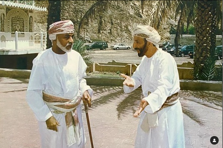 صورة نادرة تجمع السُلطان #قابوس_بن_سعيد رحمه الله اثناء زيارته لمنزل الشيخ سعود بن علي الخليلي رحمه الله بولاية #سمائل (بيت الباروني)، وذلك في عام 1999م.

#سلطنة_عمان 
#صباح_الخير