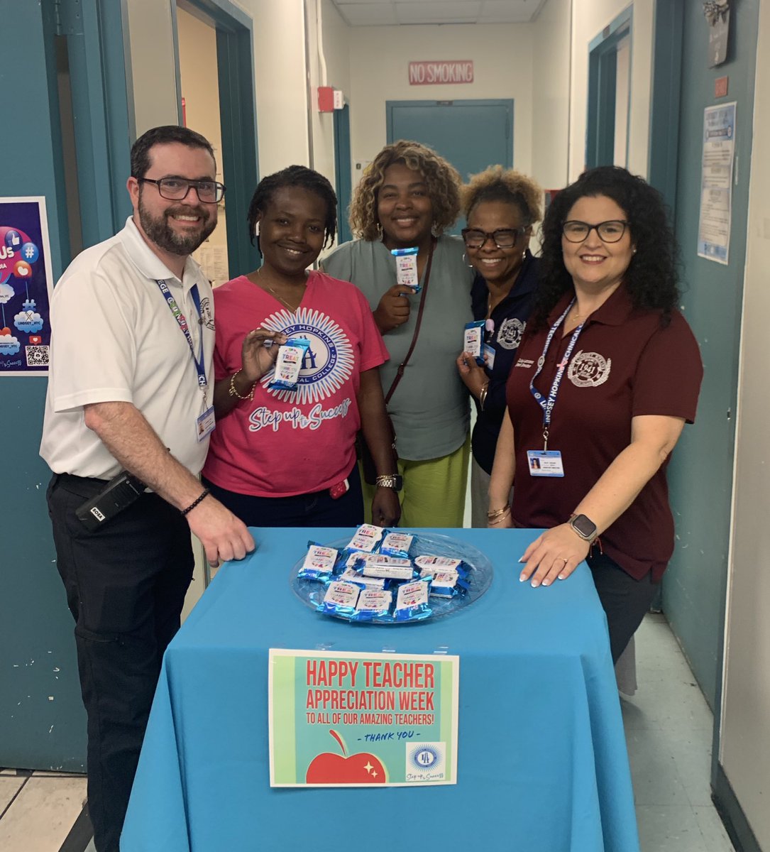 Lindsey_HTC's tweet image. Just a a little morning treat to say thank you for all that you do💫✨ #YourBestChoiceMDCPS #StepToSuccess #ThankaTeacher🍎