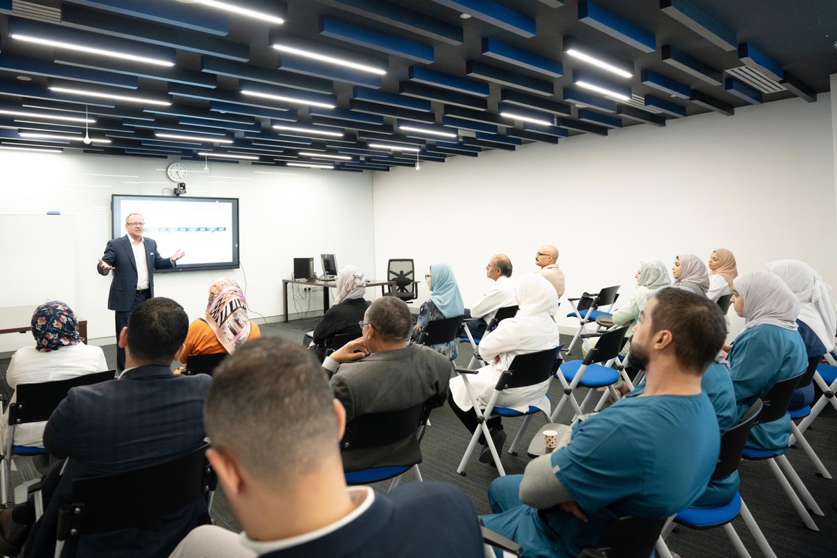 بهدف الإسهام في تأهيل الكفاءات الوطنية الطبية المتخصصة، استضاف مركز السلطان قابوس المتكامل لعلاج وبحوث أمراض السرطان- المدينة الطبية الجامعية- البروفيسور برادلي مونك في ورشة علمية حول "أحدث التطورات في إدارة العلاجات الداعمة لسرطان المبيض. 

أشاد البروفيسور مونك بتكامل الرعاية