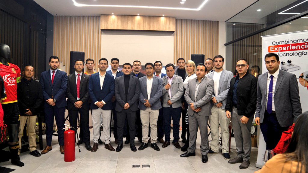 BomberosYDeportes 👩‍🚒⚽️
Bomberos F.C., el equipo de #BomberosCuenca, presentó la camiseta con la cual participará en los diferentes torneos instituciones esta temporada.
Agradecemos el apoyo de la empresa privada para nuestros seleccionados.
