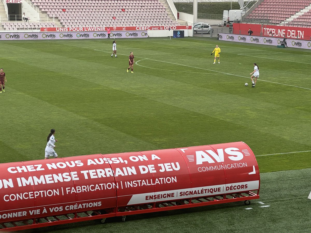 Un bon match de foot féminin <a href="/DFCO_Officiel/">Dijon FCO</a> <a href="/Paris/">Paris</a> FC au stade Gaston Gérard avec <a href="/fauvel_paul/">Fauvel Paul</a> ! Pensées émues au fan club <a href="/DRousseau24/">Dominique Rousseau</a> et Ben FOURREL de Frettes qui plaignent sûrement leur part 😈😈😈!!!