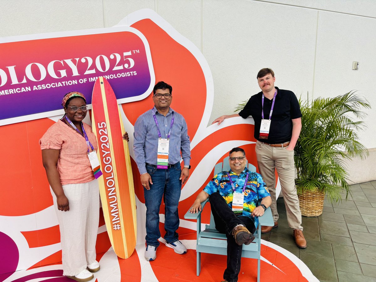 Ashu_Mangalam's tweet photo. It took three days for all Mangalamanians to get together for a group picture at @ImmunologyAAI, annual meeting #IMMUNOLOGY2025 in #Honolulu. But we did it!
#MICROBIOME #MultipleSclerosis #HLAclassII
#immunology
#mangalmanians
@uiowa
@UIImmunology
@UIPathology
@IowaMed https://t.co/WYbJwWNSRo
