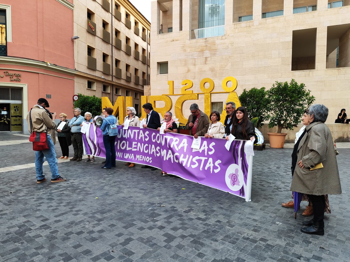 Ayer martes primero de mes estuvimos concentrándonos para mostrar nuestra repulsa ante los #AsesinatosMachistas
En lo que va de año han cobrado la vida de 30 mujeres, 4 de ellas de nuestra Región
Seguiremos denunciando cada asesinato
#LaViolenciaMachistaExisteyNosMata
#NiUnaMenos