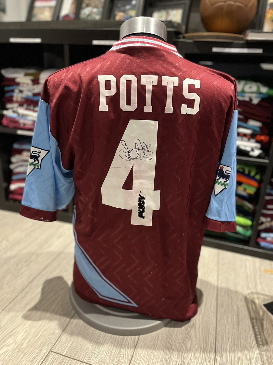 WHUsigned's tweet image. Happy Birthday to a cult hero of the club, Steve Potts!

506 games. 1 goal. Incredible servant.