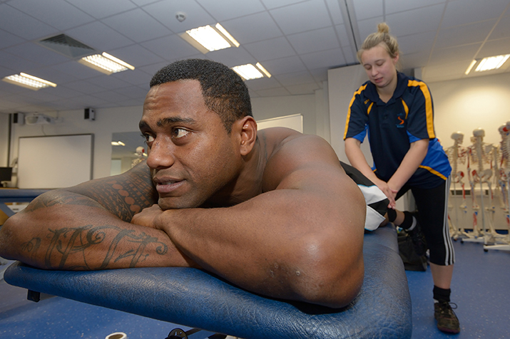 Our flexible friends!🤸 
#Physiotherapy is often associated with #Sports injuries and athletic recovery, but today’s physiotherapists play a vital role across many #Healthcare settings.
Learn more: bit.ly/42YJe9X
#GreaterFutures #UniGM🎓#UniGMSportsRehab #Bolton