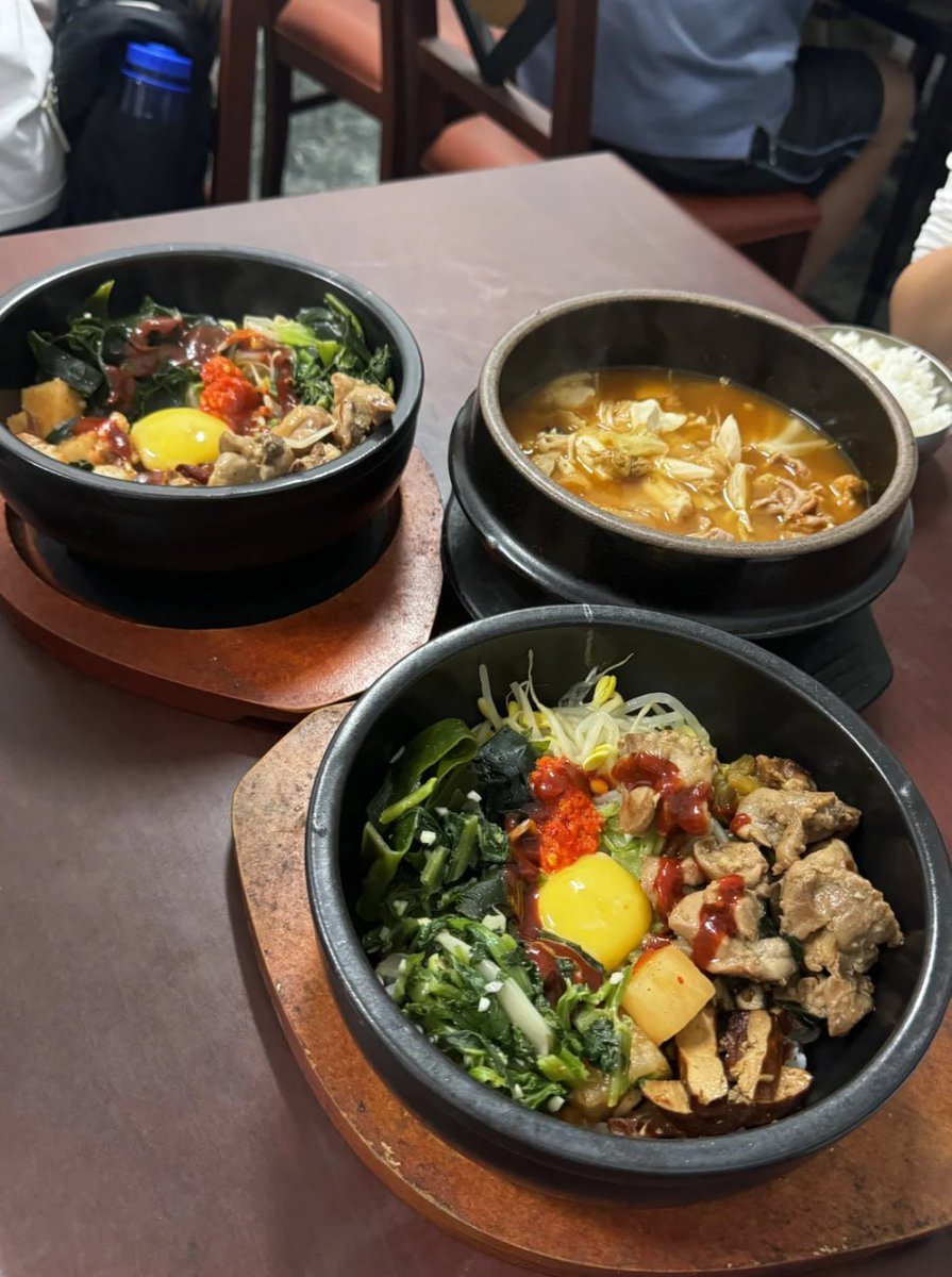 今日は韓国料理を満喫しました！🍚✨石鍋ビビンバと熱々のキムチスープ、冬の日にぴったりの癒しご飯です❤️❄️ 一口一口が幸せの余韻～ 一緒に食べに行きませんか？😋
