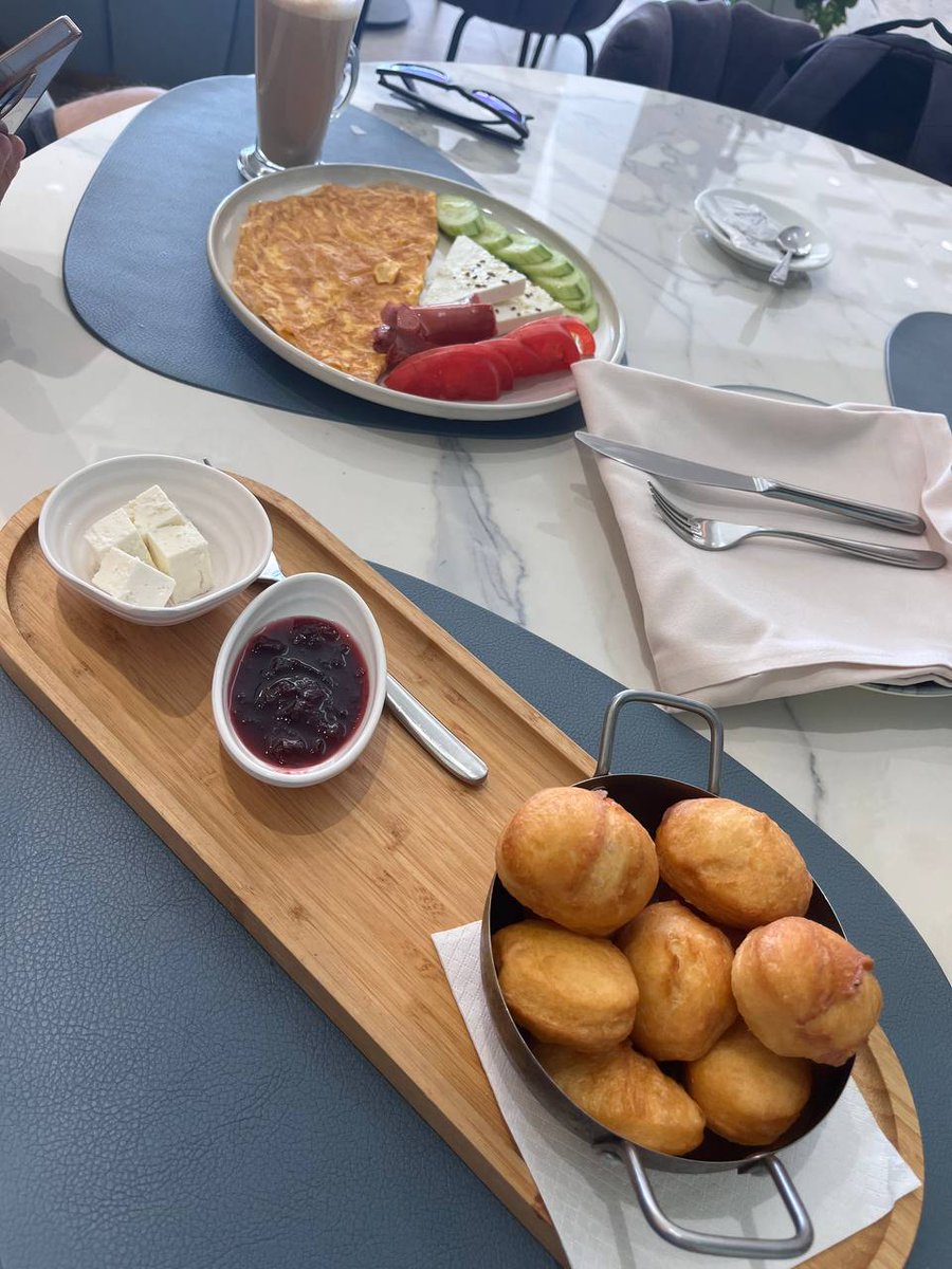 valtorianyk's tweet image. Healthy eating isn't just 'tasty vs not tasty. ✨
It's knowing your body deserves the best, and making conscious choices.
Sure, skipping tasty treats is tough sometimes. 🤔
But ask yourself: is that delicious indulgence worth eating every single day?