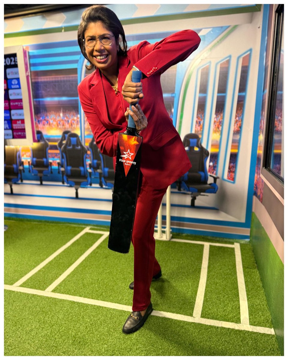 JhulanG10's tweet image. Not just a pinch of Red ♥️ but a load of it 🥰

#TataIPL #Outfit #Commentary #IPLinBangla