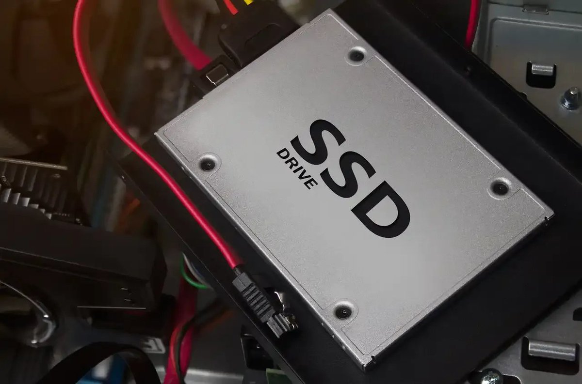 JoeAlbanoSA's tweet image. Micron’s NAND struggles continue, with weak data center SSD demand dragging down margins. Recovery now expected in late 2025. DRAM/HBM strength helps, but overall gross margin pressure remains. #Micron #Semiconductors #TechCache $MU seekingalpha.com/article/478194…