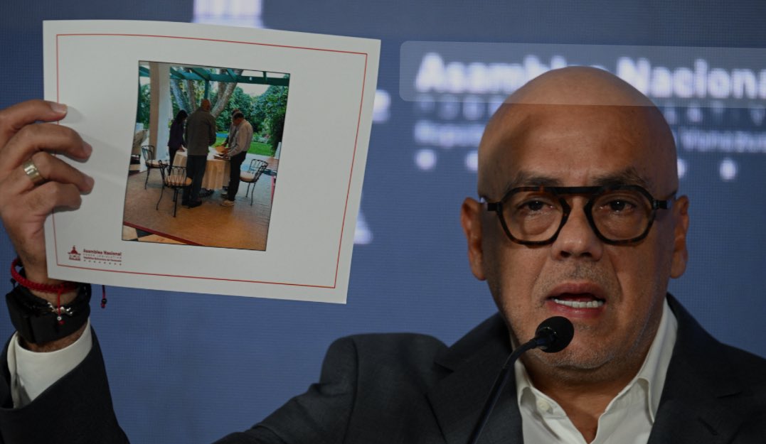 Simonovis's tweet photo. Si el caso de los rehenes en la embajada Argentina hubiese sido una “negociación” ya el régimen habría mostrado algo como esto. 
No pueden mostrar nada porque no hubo negociación, fue una sigilosa operación de extracción. https://t.co/VFBCKID7t7