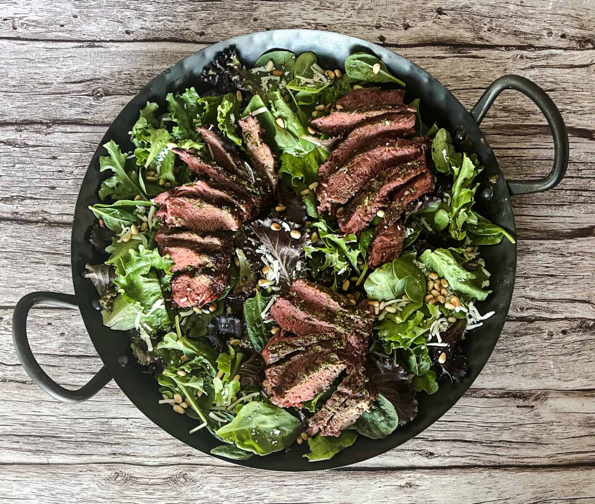 This Italian Pesto Steak Salad is packed with protein, bursting with flavor, and comes together in minutes with just 5 ingredients! 
Get The recipe 👇burntapple.com/pesto-steak   
#pesto #5ingredients  #Food  #soonistheredpil