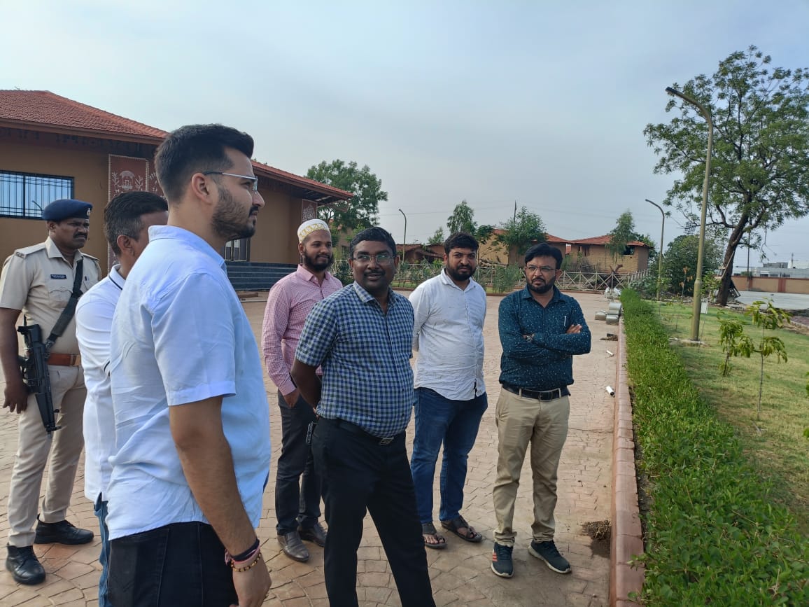 આજરોજ દાહોદ સ્માર્ટ સીટી અંતર્ગત પ્રગતિ હેઠળના કામોની સમીક્ષા કરી, સ્માર્ટ સીટી હેઠળના તમામ કામો સમયમર્યાદામાં પૂર્ણ થાય તે માટે અમલીકરણ એજન્સીઓ અને અધિકારીશ્રીઓને જરૂરી સૂચના આપી. <a href="/CMOGuj/">CMO Gujarat</a> <a href="/revenuegujarat/">Revenue Dep. Gujarat</a>