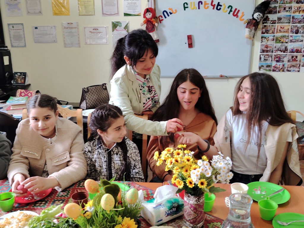 ArmRoundTable's tweet photo. 🇦🇲
ENGLISH BELOW 
Կրկնազատիկի տոնն այս տարի էլ հիշարժան էր Շահումյանում։ Տիկնիկագործության և կավագործության խմբակների երեխաները օրը լցրին աղոթքով, երգով ու Ագապեի սիրո ճաշով։ 1/2
#Կրկնազատիկ #Շահումյան #ԵՀԽԿլորսեղան #Երեխաներ #ՀավաքականՈւրախություն https://t.co/9xfNajc4Ew