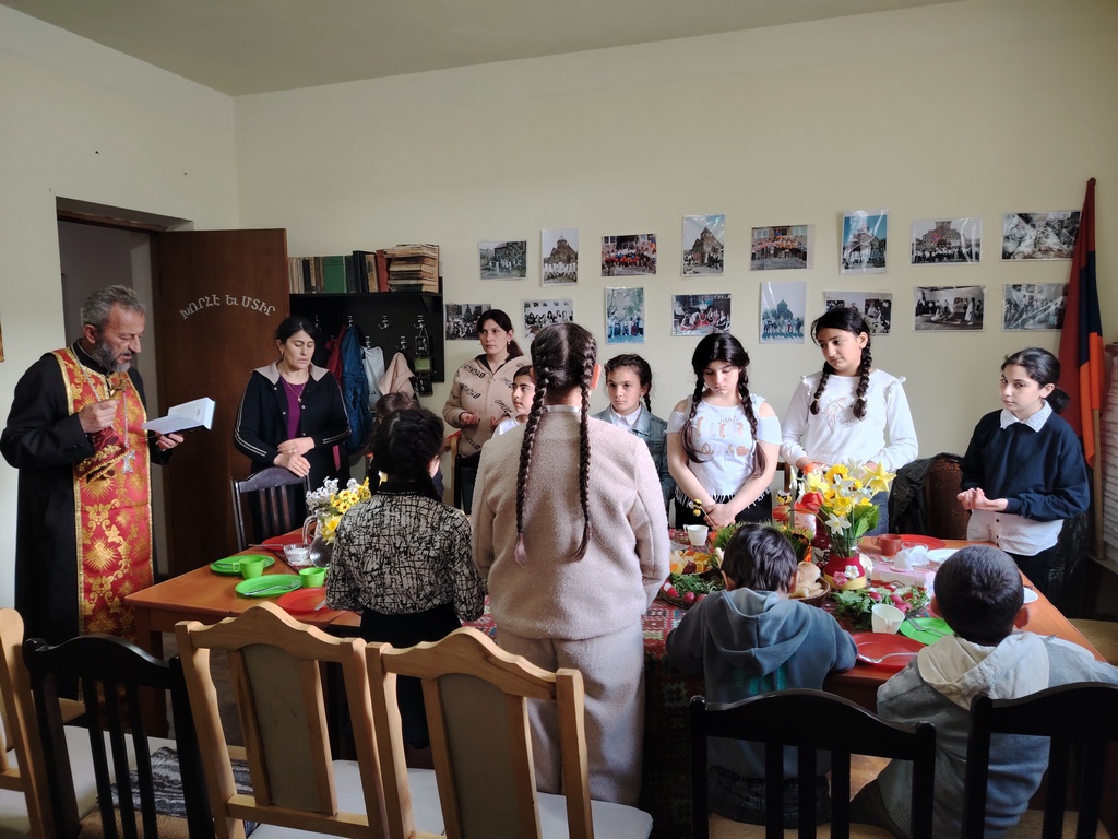 ArmRoundTable's tweet photo. 🇦🇲
ENGLISH BELOW 
Կրկնազատիկի տոնն այս տարի էլ հիշարժան էր Շահումյանում։ Տիկնիկագործության և կավագործության խմբակների երեխաները օրը լցրին աղոթքով, երգով ու Ագապեի սիրո ճաշով։ 1/2
#Կրկնազատիկ #Շահումյան #ԵՀԽԿլորսեղան #Երեխաներ #ՀավաքականՈւրախություն https://t.co/9xfNajc4Ew