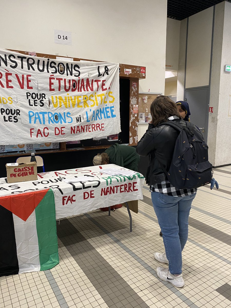 nanterreenlutte's tweet photo. Table du comité de mobilisation ce midi sur la fac pour appeler à rejoindre l’assemblée générale du 12 mai à 12h30, amphi A2 bâtiment Rémond ! 

Rejoignons la manifestation du 15 mai aux côtés du travail social en grève contre les coupes budgétaires ✊ https://t.co/YZhByVk9Sj