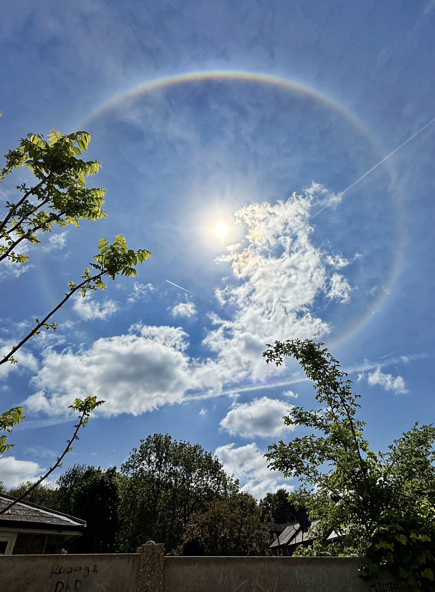 A perfect sun halo just now.
#chesham #chilterns #buckinghamshire #cloud #cloudporn #sky #countryside #architecture #aonb #landscape #weather #cloudformation #sun #sunhalo #astronomy #meterology #sunhalorainbows
