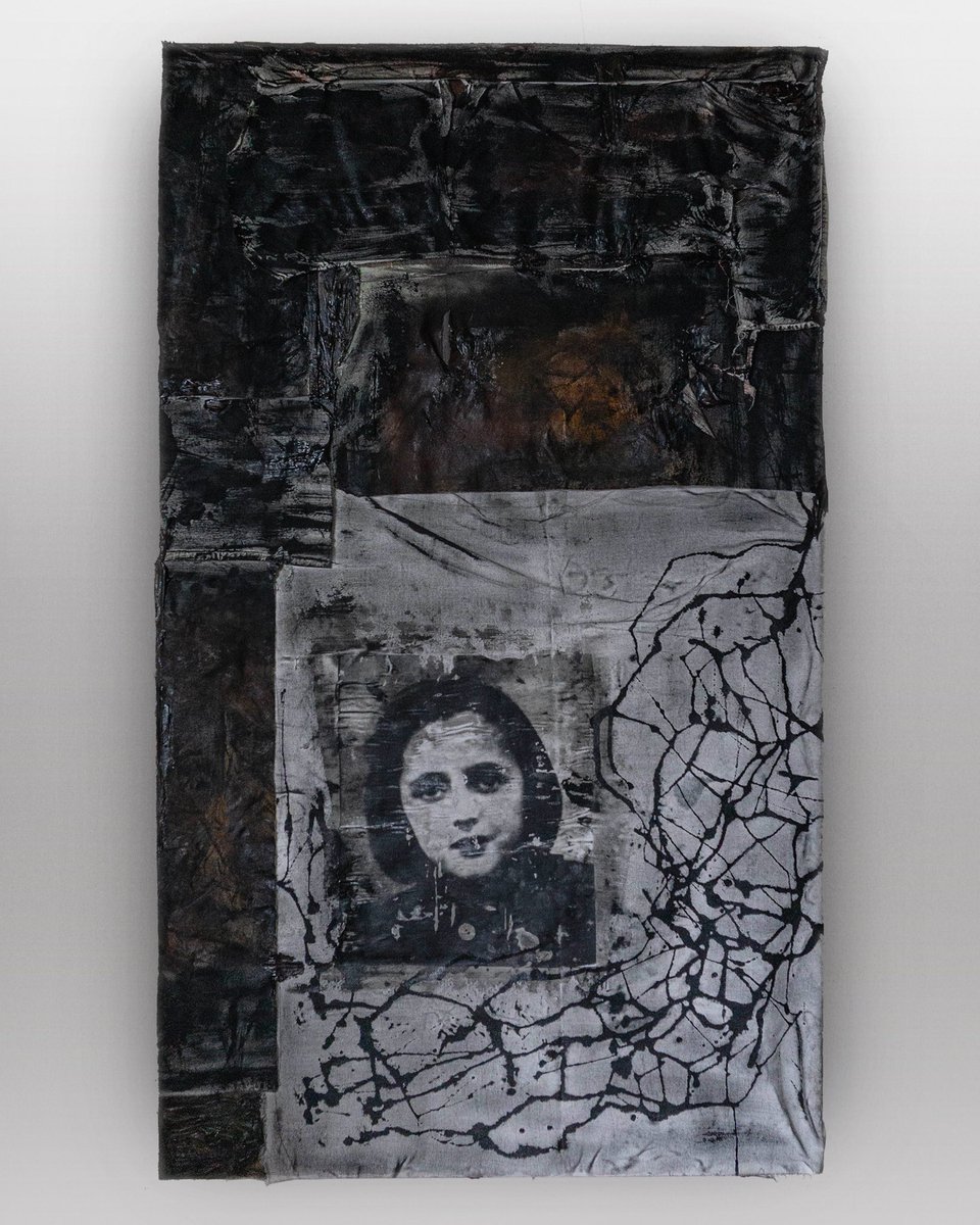 "1945"

120x70cm

Tissus, encre de Chine,transfer d’encre sur toile et huile sur planche en bois.

⬇️