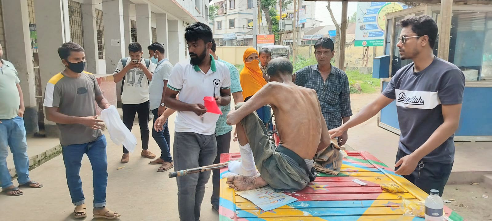 ছেলের অবহেলায় স্টেশনে পড়ে ছিলেন পিতার পচন ধরা দেহ: দায়িত্ব নিলেন জেলা বিএনপি সভাপতি