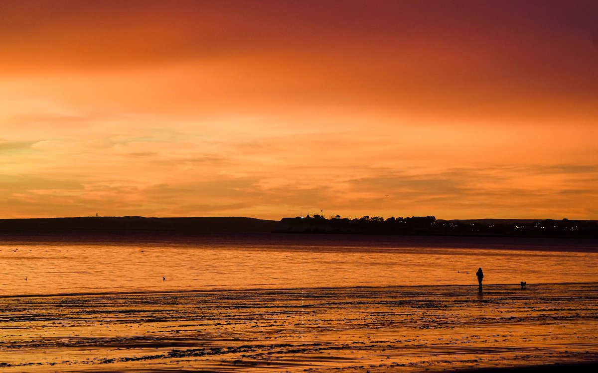 Hermosas postales del amanecer de esta mañana en #PuertoMadryn.