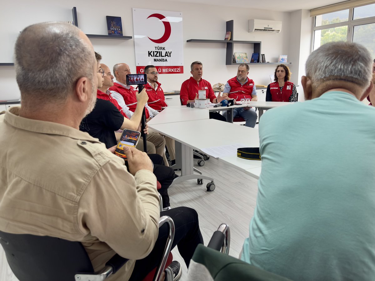 Türk Kızılay Manisa İl Merkezi Başkanımız Öner Gürsel ve Yönetim Kurulu Üyelerimiz, Kurban Bayramı öncesinde basın mensuplarıyla bir araya gelerek, 2025 yılı Kurban Bağış kampanyası hakkında bilgi verdi.