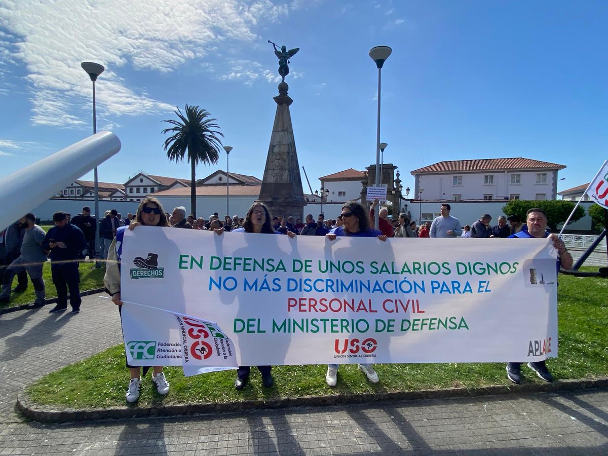 FAC_USO's tweet photo. 📢 Centenares de trabajadores del personal civil se movilizan en Ferrol y Córdoba ✊
FAC-USO exige mejoras salariales y el fin de la discriminación en Defensa.
📰 https://t.co/gg7LzWIMnN
#FACUSO #Ferrol #Córdoba #DefensaPública #PersonalCivil https://t.co/nm9XUX8El8