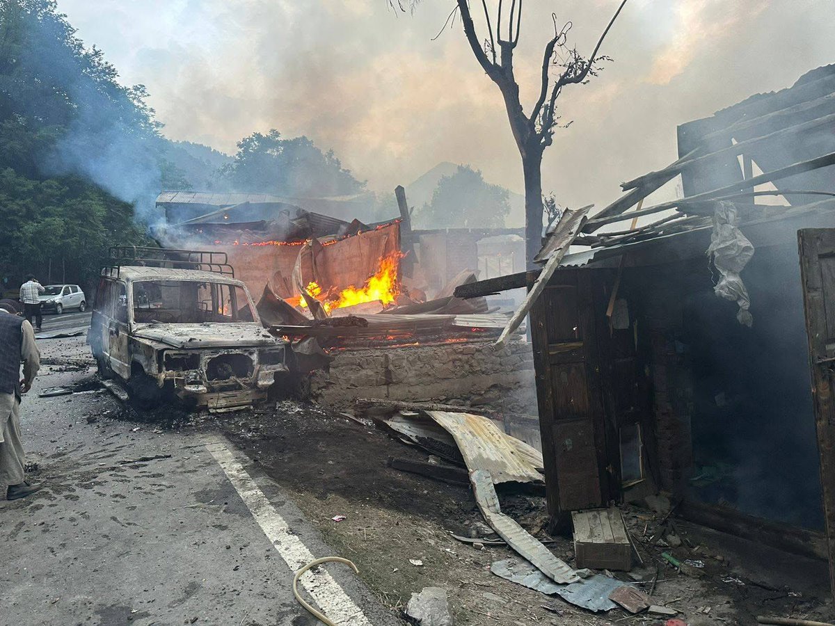 Tar21Operator's tweet photo. #BREAKING: Pakistan Army’s artillery firing since last night targets civilian areas in Poonch and Tangdhar, killing 15 civilians and injuring 43. https://t.co/Et1GTJgytH