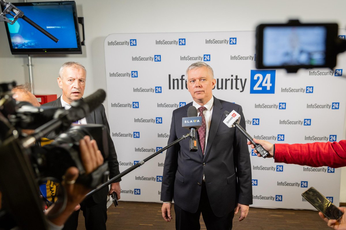 MSWiA 🇵🇱 (@mswia_gov_pl) on Twitter photo 🔵 Podczas dzisiejszej konferencji <a href="/Defence24Days/">Defence24Days</a> na <a href="/PGENarodowy/">PGE Narodowy</a> w #Warszawa odbył się fire chat z szefem #MSWiA <a href="/TomaszSiemoniak/">Tomasz Siemoniak</a>.
✅ To największa w Europie Środkowo-Wschodniej konferencja poświęcona zagadnieniom obronności i bezpieczeństwa.
✔️Minister spraw wewnętrznych i 🔵 Podczas dzisiejszej konferencji <a href="/Defence24Days/">Defence24Days</a> na <a href="/PGENarodowy/">PGE Narodowy</a> w #Warszawa odbył się fire chat z szefem #MSWiA <a href="/TomaszSiemoniak/">Tomasz Siemoniak</a>.
✅ To największa w Europie Środkowo-Wschodniej konferencja poświęcona zagadnieniom obronności i bezpieczeństwa.
✔️Minister spraw wewnętrznych i