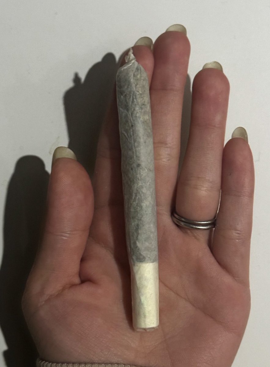 unused_vm's tweet photo. 【大麻屋の日常13】
誰にも内緒で一人で来た20代女性

夕方、店に入ってこられたのは、一人の20代女性。 清楚な印象で、まさか一人で大麻を吸いに来たとは思わないような雰囲気だった。
 「彼氏にも内緒でタイに来たんです。 彼、大麻にあまりいい印象がなくて… でも、どうしても気になって一人で来ちゃいました」
と、少し緊張したように話してくれました。

彼女が選んだのは、上品でやわらかく香るGrandi Candi。
巻きましょうか？と提案すると、まさかの
「あ、太めでお願いします」 そう言って笑う彼女に、こっちが驚いしてしまった。

実際に吸い始めると、その吸いっぷりも堂々たるもの。深く、静かに、自分のペースで楽しんでいた。
 吸い終わった後、ソファに背を預けて、少し照れながらも言っていた。
「やっぱり大麻のこと、ちゃんと彼に話してみようと思います。 そして…次は、彼と一緒に来られたらいいなって。」

VapeManiaは、ひとりで来られる場所でもあり、誰かと分かち合いたくなる場所でもありたいと思っています。