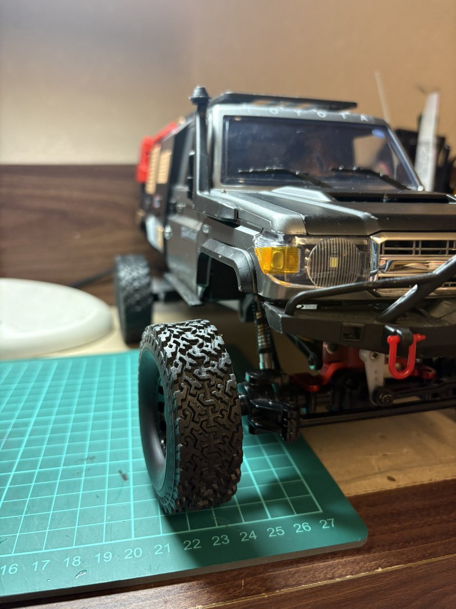 mk1919084's tweet photo. やっとタイヤが到着して早速組んでみたのはいいけどフロントタイヤハウス内に干渉して4輪接地せず🥲💦
ワイドハブを入れたらいい感じに4輪接地🫣
もう少しフェンダーカットでなんとかなりそう🤨70mmに抑えて良かったw
でも正面から見ると🤣🤣🤣
#mn82
#mn82s https://t.co/A6ReJce8CH