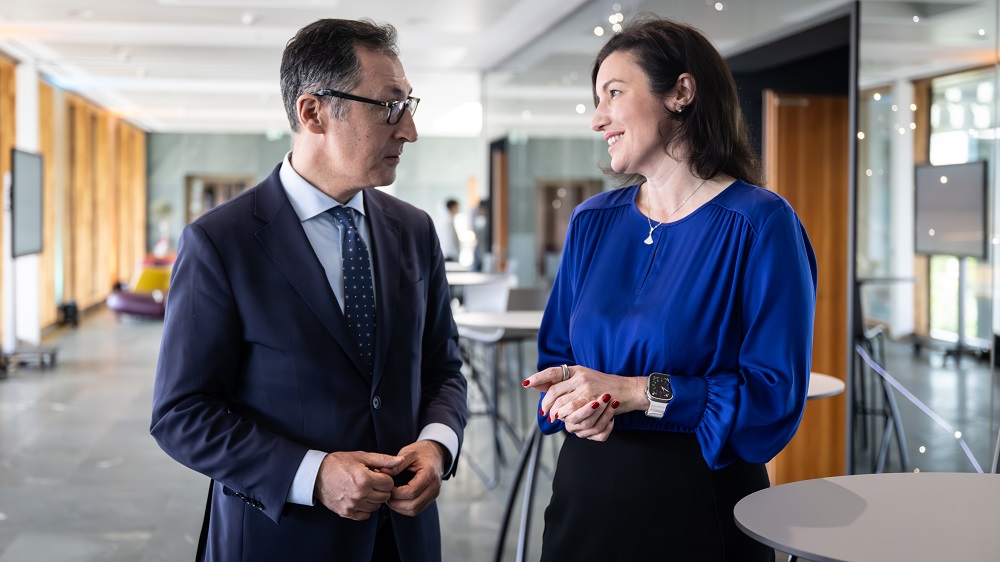 Amtsübergabe: Bundesministerin <a href="/DoroBaer/">Dorothee Bär</a> hat heute offiziell die Amtsgeschäfte von <a href="/cem_oezdemir/">Cem Özdemir</a> übernommen. Gestern Abend hat sie ihre neuen Parlamentarischen Staatssekretäre ernannt: Herzlich Willkommen im #BMFTR, <a href="/SilkeLaunert/">Dr. Silke Launert</a> und <a href="/MatthiasHauer/">Matthias Hauer 🇩🇪🇪🇺</a>!