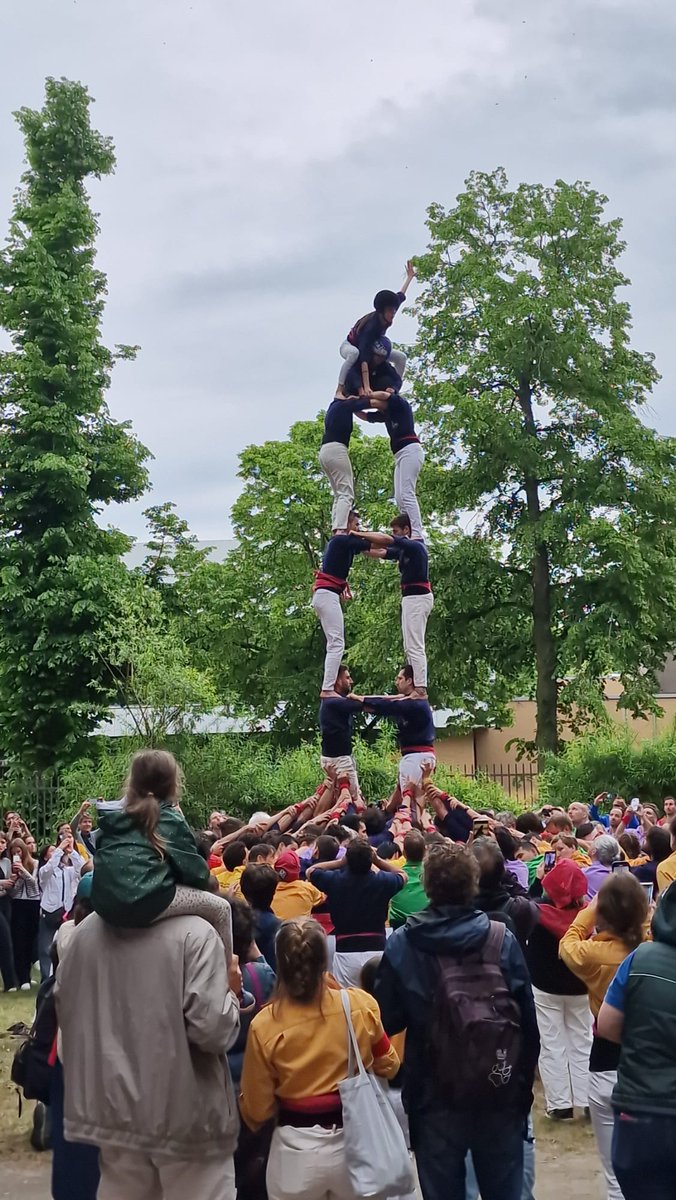 Revista Castells (@revistacastells) on Twitter photo Colles internacionals: Berlín com a punt d’inflexió.
▶️ Deu colles, uns 600 castellers i més d’una quinzena de castells de sis assolits i fins i tot un parell d’intents de castell de 7.
✍️<a href="/quicodomenech/">Quico Domènech</a>
👉revistacastells.cat/2025/05/colles…
#castellers #castells Colles internacionals: Berlín com a punt d’inflexió.
▶️ Deu colles, uns 600 castellers i més d’una quinzena de castells de sis assolits i fins i tot un parell d’intents de castell de 7.
✍️<a href="/quicodomenech/">Quico Domènech</a>
👉revistacastells.cat/2025/05/colles…
#castellers #castells
