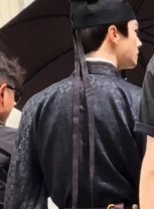 BucchiPilollinn's tweet photo. 2025.05.07 (水) 🎬️ 撮影
黒の古装姿宮廷官史、 Shen Run(許凱)
と仕事終わりのシューカイちゃん💙
#許凱 #Xukai
#シュー・カイ
#OneCupofSpring
#ACupofLove https://t.co/vFPcpQxMxP