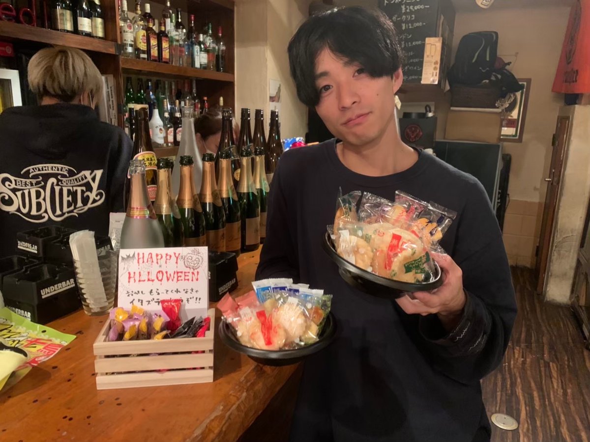 【アンモリ通信⚡️】

アンディモリナイトまであと
\ 3 日 !! /

当イベントではフードはあいにくございません。

お昼ご飯済ませて来てね🍜

代わりにいろんな種類のお菓子を置いているので、みんなでつまみながら話しましょッ🍘

※写真は過去Halloween時
※写真載せず投稿したの見逃してﾃﾍ

だるじ