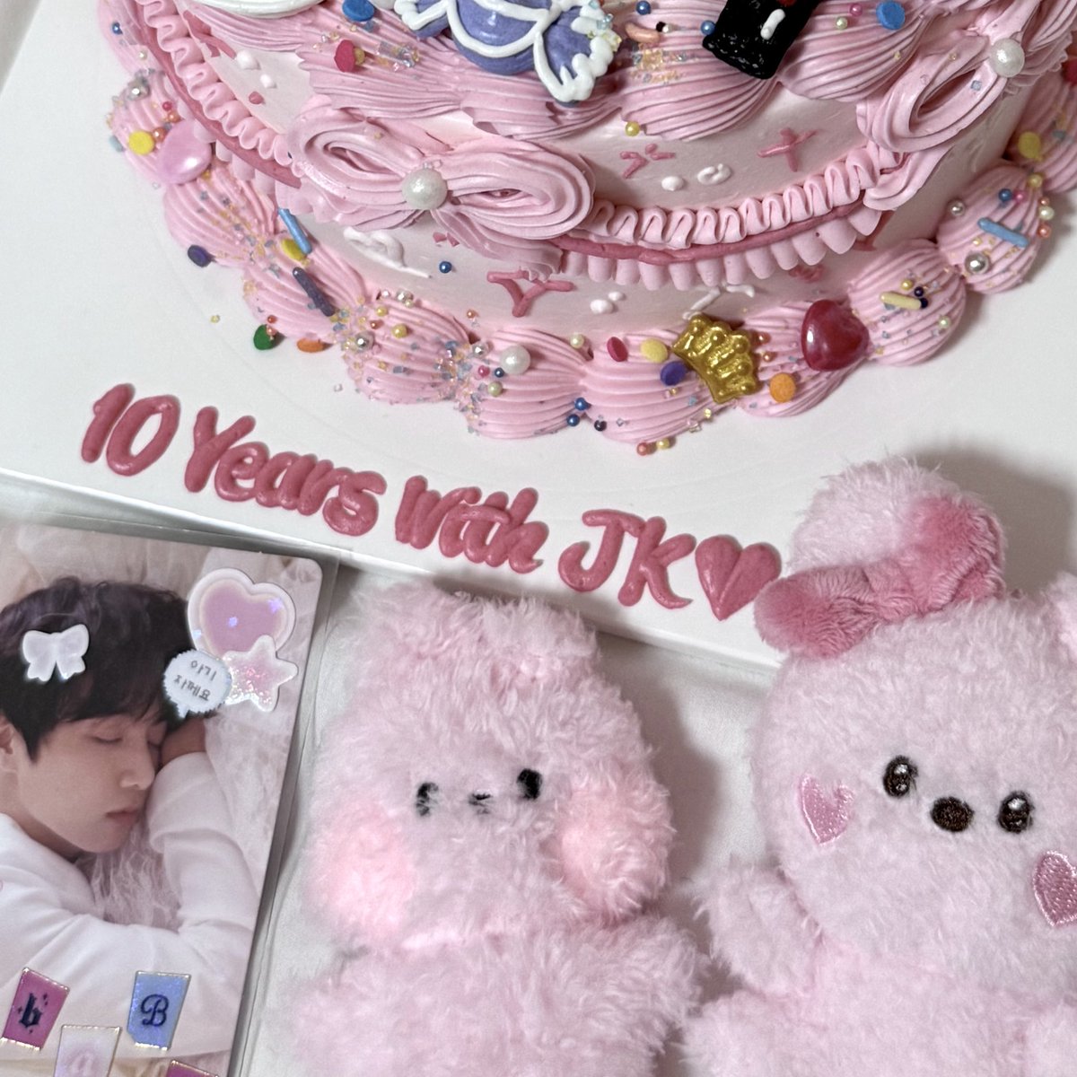 totiz91's tweet photo. 국팬 10주년 자축 🎂

10년 뒤에 가치관이 뚜렷한 멋있는 아티스트가 되어 있었으면 좋겠다는 정국이의 팬이 되고 벌써 그 10년이 흘렀어
정국이는 정말 마음먹은 대로 무엇이든 될 수 있는 사람이라
한자리에만 머무르지 않고 매해 계속 성장했고
본인만의 가치관과 색깔이 담긴 솔로 앨범까지 가진 사람이 됐어
지금까지 함께 해온 시간들이 나에게 너무너무 소중해

앞으로가 더 기대되는 자랑스러운 내 아티스트
아무것도 없던 나의 어린 시절부터 20대를 지나고 있는 이 순간에도 여전히 나의 반짝이는 빛이 되어주어서 고마워 ♡

남은 한 달도 건강하게 지내다 나와서
정국이가 하고 싶은 음악 많이 하고 더 넓은 무대에서 만나쟈
앞으로도 쭉 내 정국 나침반만 보고 가요 👏🏻