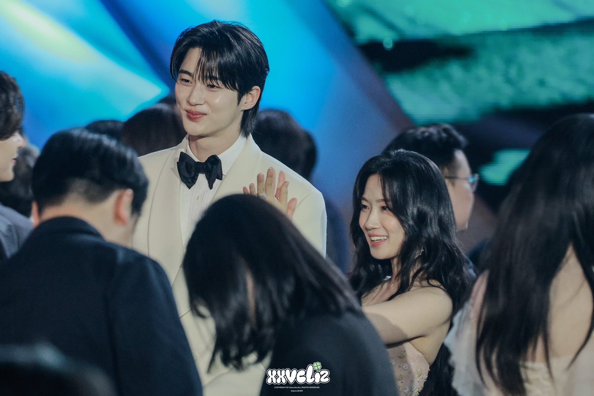 오늘도 전설 찍는 우리 커플✨ 
수범이가 끝까지 지켜줄게~💙💛

（건희야, 미안...

DO NOT REMOVE OR CROP MY LOGO!!

#ByeonWooSeok #KimHyeYoon 
#변우석 #김혜윤

#BaeksangArtsAwards2025
#백상예술대상2025