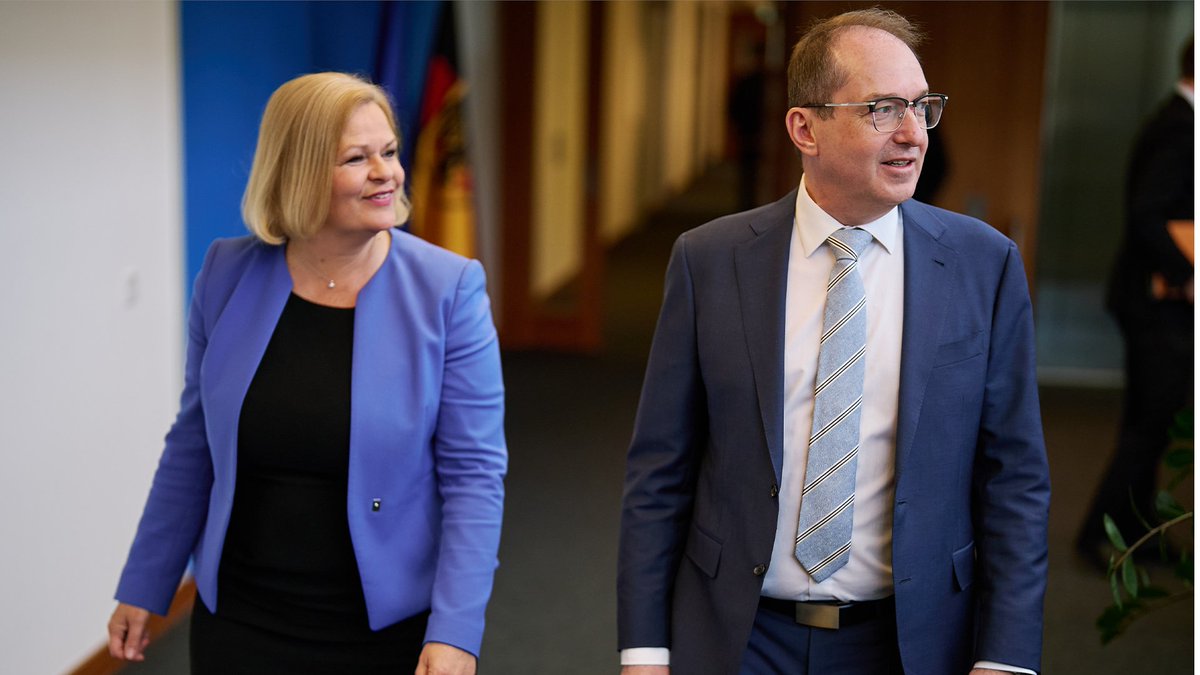 BMI_Bund's tweet image. Amtswechsel im BMI: Alexander #Dobrindt hat heute die Amtsgeschäfte von Nancy #Faeser übernommen und ist neuer Bundesminister des Innern. 

Willkommen im #BMI, Herr Minister!