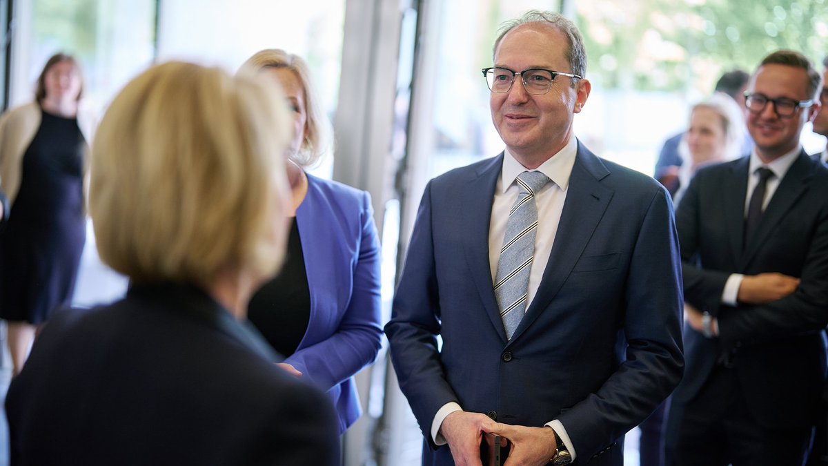 Amtswechsel im BMI: Alexander #Dobrindt hat heute die Amtsgeschäfte von Nancy #Faeser übernommen und ist neuer Bundesminister des Innern. 

Willkommen im #BMI, Herr Minister!