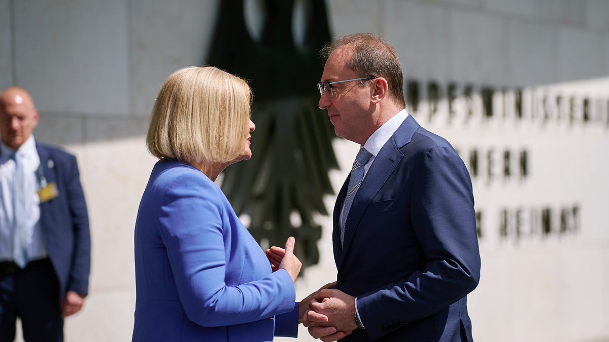 BMI_Bund's tweet image. Amtswechsel im BMI: Alexander #Dobrindt hat heute die Amtsgeschäfte von Nancy #Faeser übernommen und ist neuer Bundesminister des Innern. 

Willkommen im #BMI, Herr Minister!