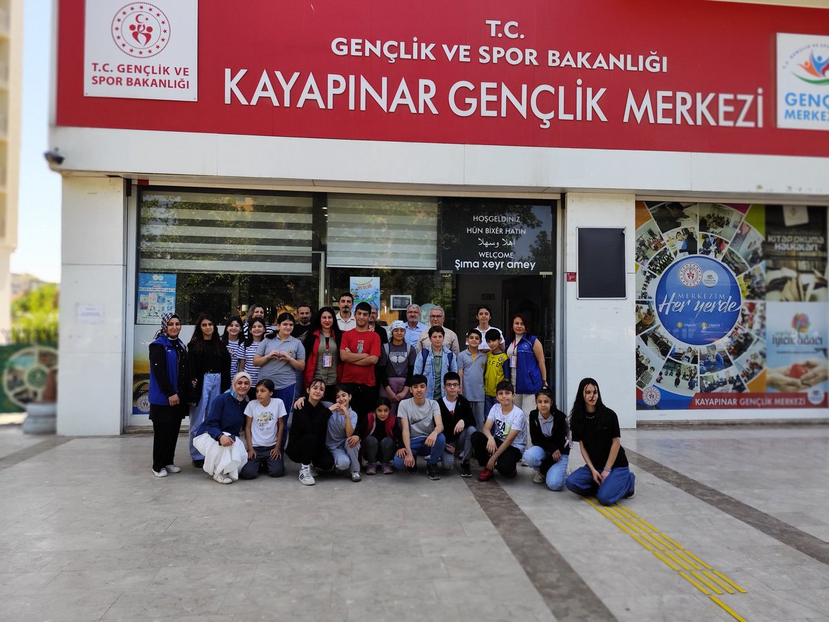 GSB_KayapinarGM's tweet photo. 🎉 "sessiz dünyada psikolojik iyi oluş:işitme engelli bireylerde sosyal kaymaşmayı destekleme projesi" 
 Surkent İ.E. ortaokulu kaynaşma günüyle psikolojik dayanıklılığı arttırma ve sanat terapi ile bütünleşme çalışmaları gerçekleştirilmiştir🫶 #gsbgm #kayapinargm https://t.co/hHLKYdrQA9