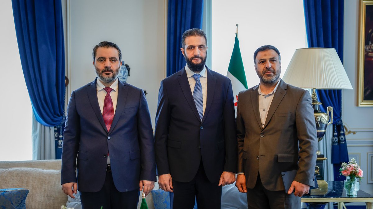 رئيس الجمهورية العربية السورية السيد أحمد الشرع ووزير الخارجية والمغتربين السيد أسعد الشيباني يلتقيان السيد فريد المذهان المعروف بـ "قيصر" على هامش زيارتهما إلى جمهورية فرنسا

#رئاسة_الجمهورية_العربية_السورية